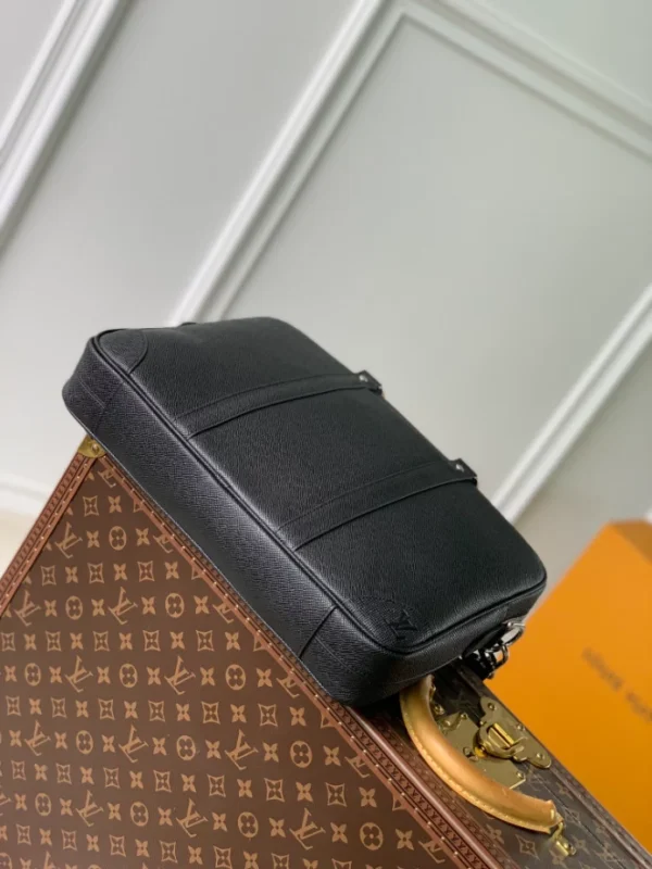 Louis Vuitton Porte-Documents Voyage PM - LTB03