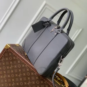 Louis Vuitton Porte-Documents Voyage PM - LTB04