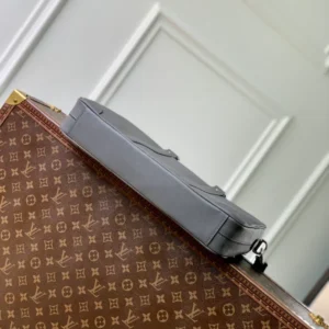 Louis Vuitton Porte-Documents Voyage PM - LTB04