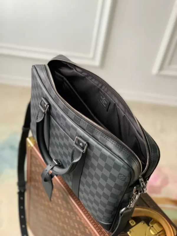 Louis Vuitton Porte-Documents Voyage PM - LTB05