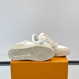 Louis Vuitton Trainer Sneaker - LS301