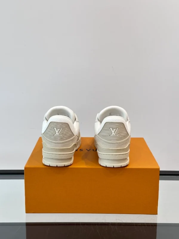 Louis Vuitton Trainer Sneaker - LS301