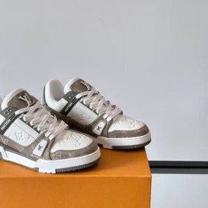 Louis Vuitton Trainer Sneaker - LS304