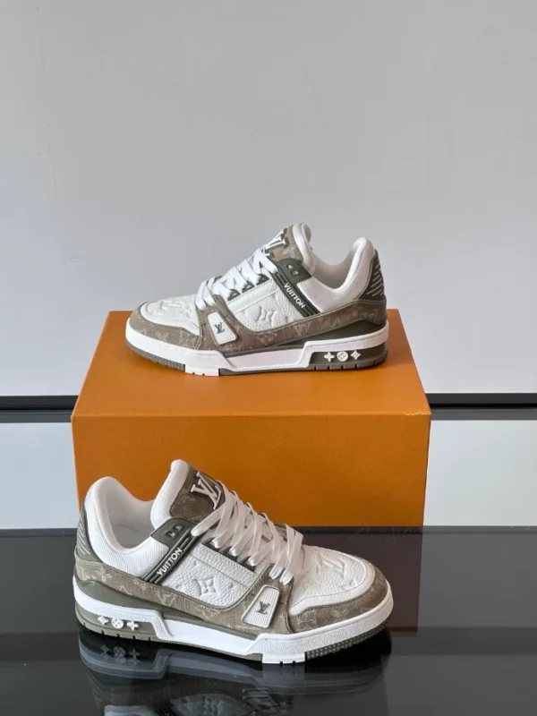 Louis Vuitton Trainer Sneaker - LS304