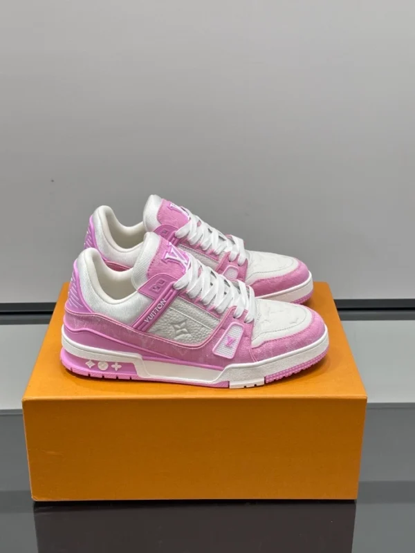 Louis Vuitton Trainer Sneaker - LS305