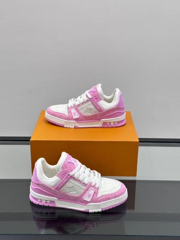 Louis Vuitton Trainer Sneaker - LS305