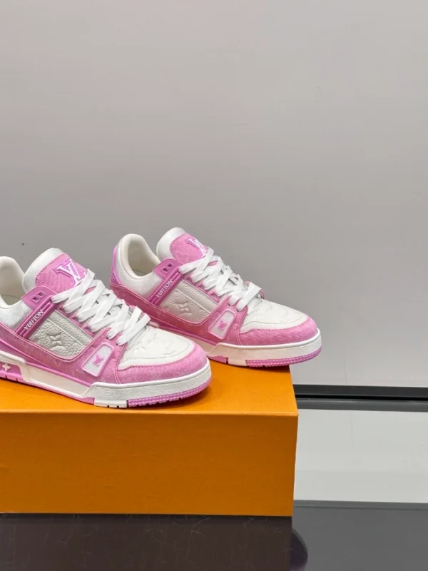 Louis Vuitton Trainer Sneaker - LS305