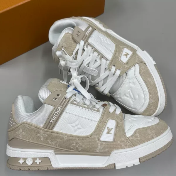 Louis Vuitton Trainer Sneaker - LS306