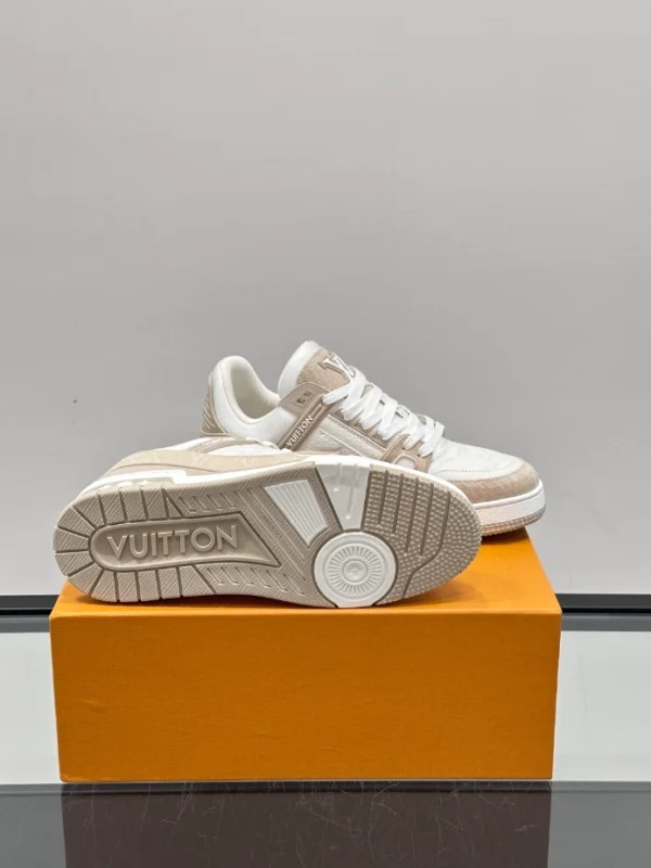 Louis Vuitton Trainer Sneaker - LS306