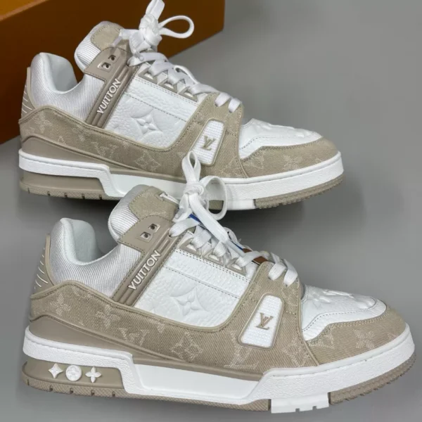 Louis Vuitton Trainer Sneaker - LS306