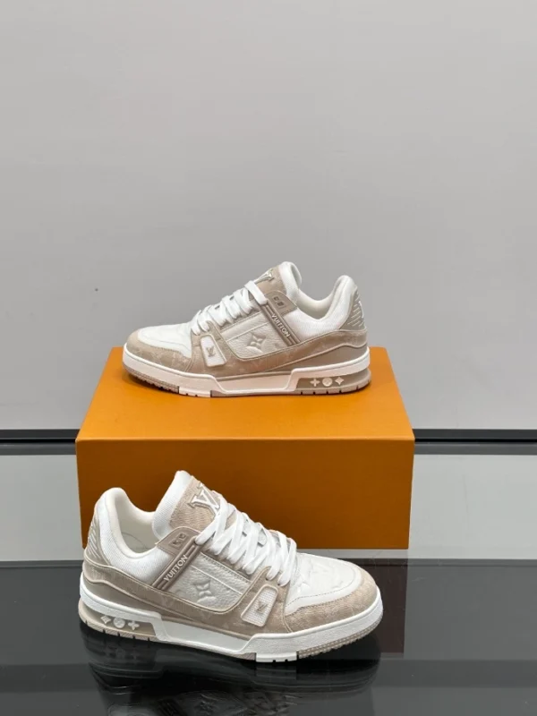 Louis Vuitton Trainer Sneaker - LS306