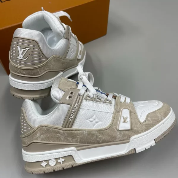 Louis Vuitton Trainer Sneaker - LS306