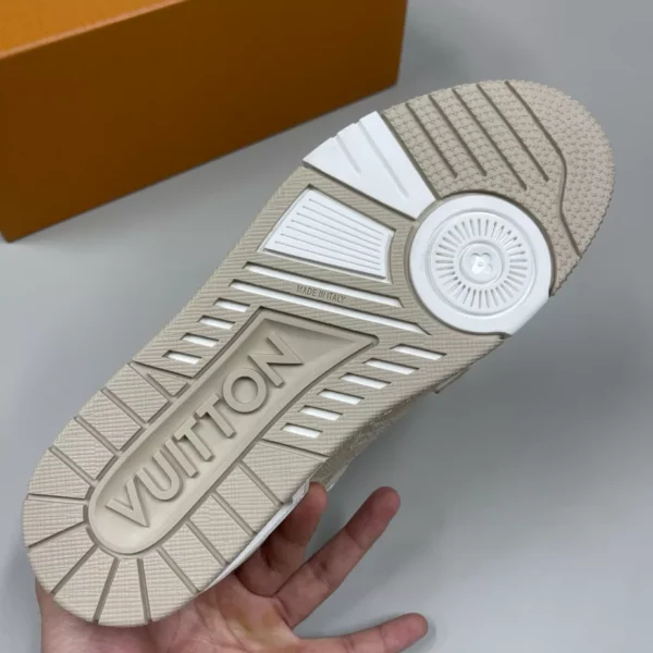 Louis Vuitton Trainer Sneaker - LS306