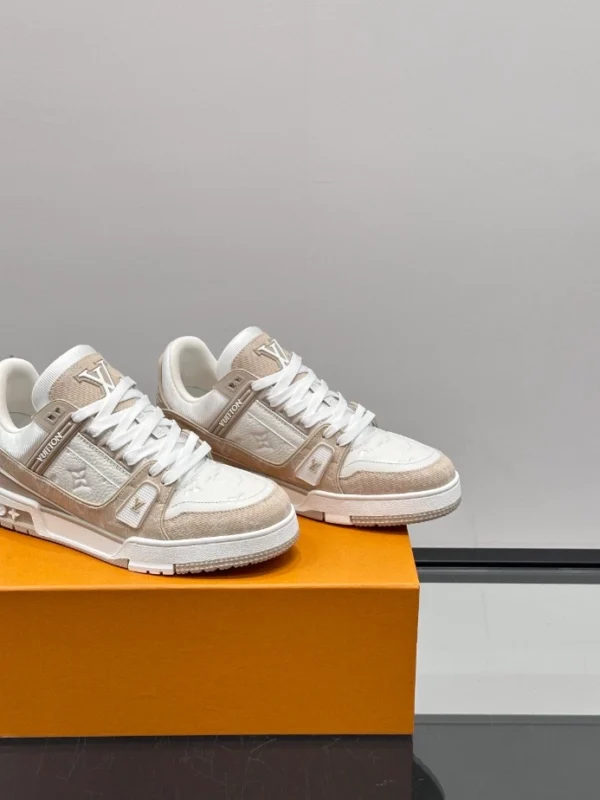 Louis Vuitton Trainer Sneaker - LS306