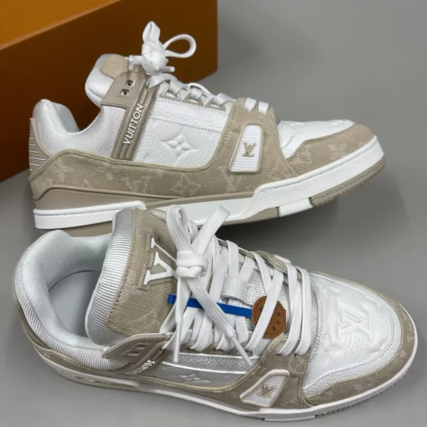 Louis Vuitton Trainer Sneaker - LS306