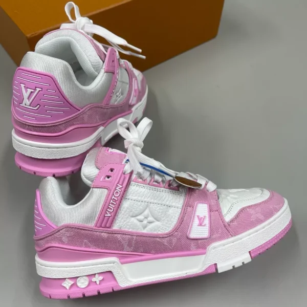 Louis Vuitton Trainer Sneaker - LS305
