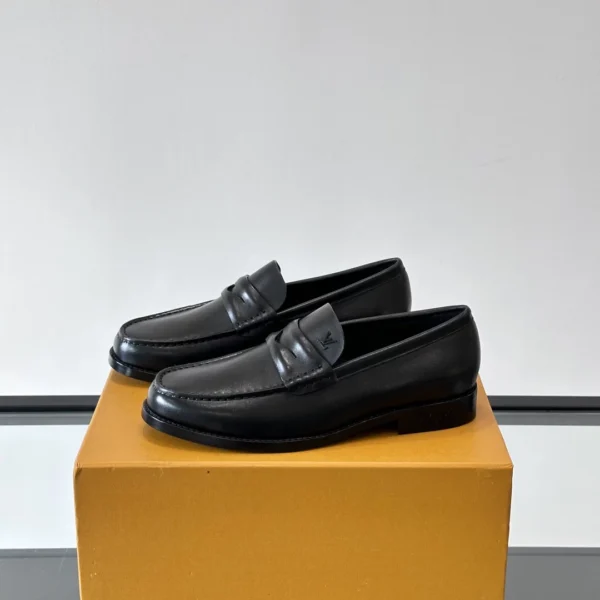 Louis Vuitton Major Loafers In Black Leather - LL53