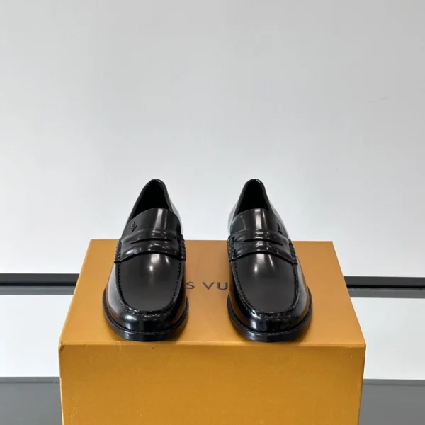 Louis Vuitton Major Loafers In Black Patent Leather - LL54