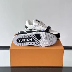 Louis Vuitton Trainer Sneaker In Black - LS308