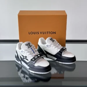 Louis Vuitton Trainer Sneaker In Black - LS308