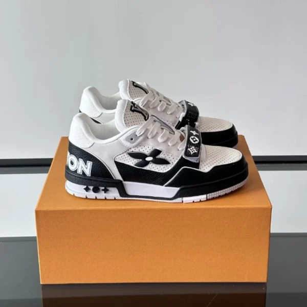 Louis Vuitton Trainer Sneaker In Black - LS308