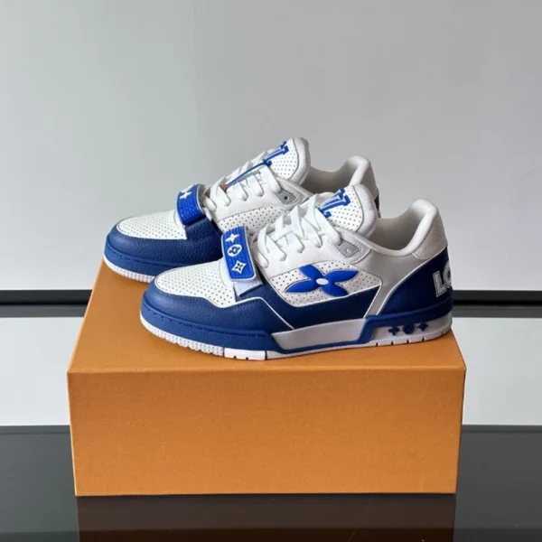 Louis Vuitton Trainer Sneaker In Blue