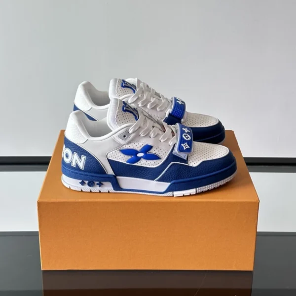 Louis Vuitton Trainer Sneaker In Blue