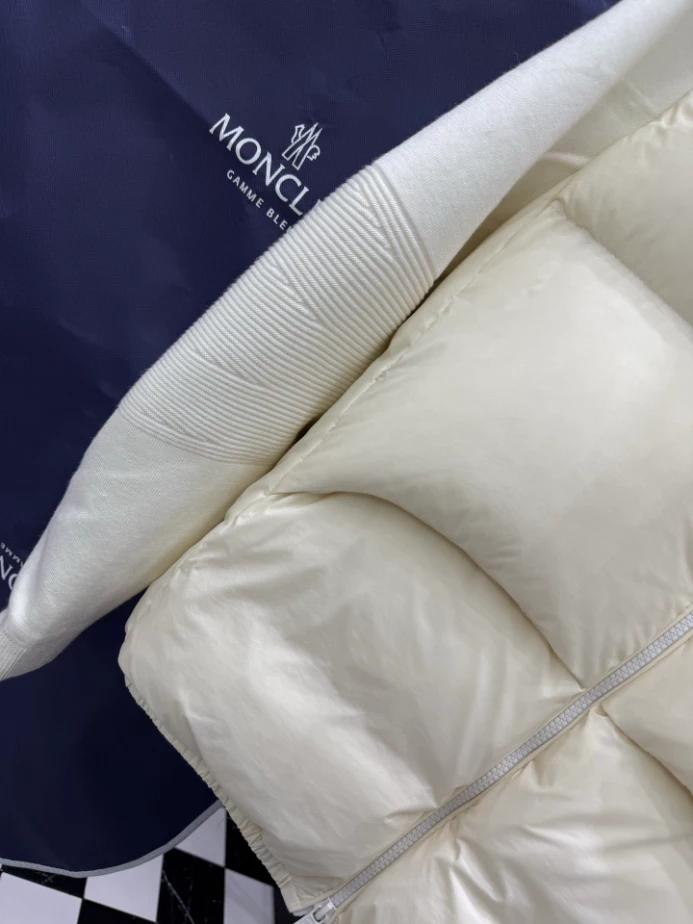 Moncler Down Jacket - MK089