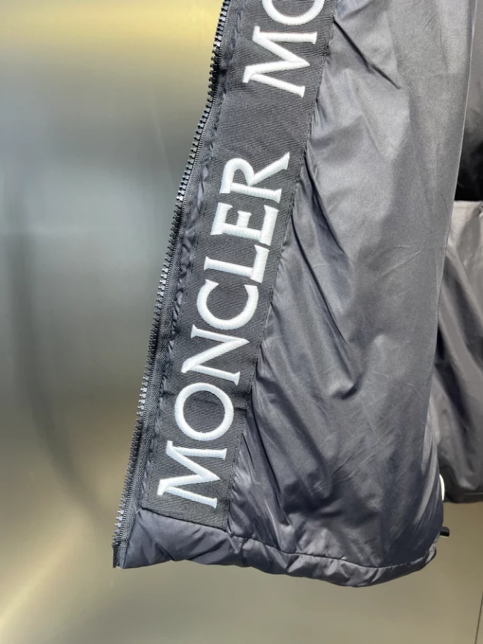Moncler Jacket - MK095