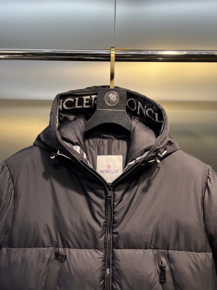 Moncler Jacket - MK095