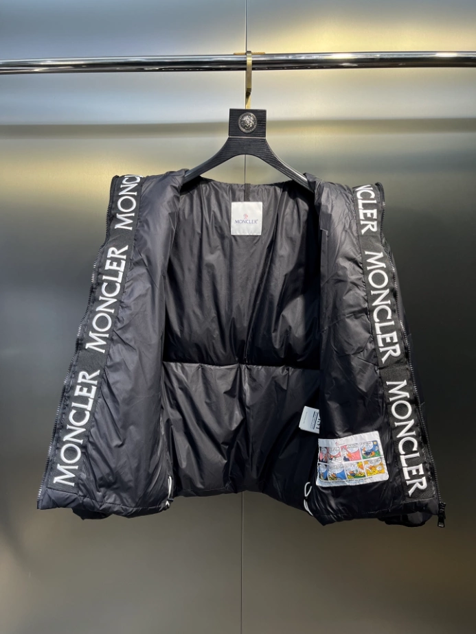 Moncler Jacket - MK095