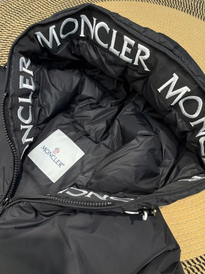 Moncler Jacket - MK095