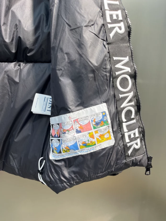 Moncler Jacket - MK095